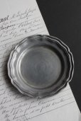 画像1: アンティーク　ピューター　花リムの豆皿　プレート　刻印有り　径 11.6ｃｍ　123g　フランス　1900年代初期製 (1)