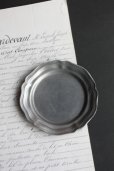 画像1: アンティーク　ピューター　花リムの豆皿　プレート　刻印有り　径 10.4ｃｍ　112g　フランス　1900年代初期製 (1)
