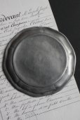 画像3: アンティーク　ピューター　花リムの豆皿　プレート　刻印有り　径 13.6ｃｍ　173g　フランス　1900年代初期製 (3)