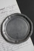画像1: アンティーク　ピューター　花リムの豆皿　プレート　刻印有り　径 13.6ｃｍ　173g　フランス　1900年代初期製 (1)