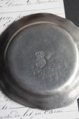 画像4: アンティーク　ピューター　花リムの豆皿　プレート　刻印有り　径 10.4ｃｍ　112g　フランス　1900年代初期製 (4)