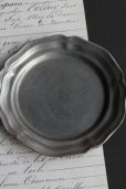 画像5: アンティーク　ピューター　花リムの豆皿　プレート　刻印有り　径 10.4ｃｍ　112g　フランス　1900年代初期製 (5)