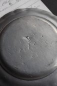 画像4: アンティーク　ピューター　花リムの豆皿　プレート　刻印有り　径 11.6ｃｍ　123g　フランス　1900年代初期製 (4)