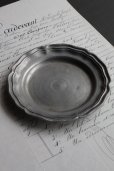 画像2: アンティーク　ピューター　花リムの豆皿　プレート　刻印有り　径 11.6ｃｍ　123g　フランス　1900年代初期製 (2)