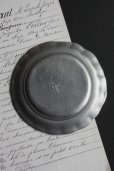 画像3: アンティーク　ピューター　花リムの豆皿　プレート　刻印有り　径 11.7ｃｍ　138g　フランス　1900年代初期製 (3)