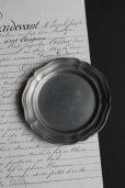 画像1: アンティーク　ピューター　花リムの豆皿　プレート　刻印有り　径 10.4ｃｍ　106g　フランス　1900年代初期製 (1)