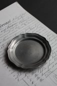 画像2: アンティーク　ピューター　花リムの豆皿　プレート　刻印有り　径 10.4ｃｍ　106g　フランス　1900年代初期製 (2)