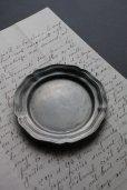 画像2: アンティーク　ピューター　花リムの豆皿　プレート　刻印有り　径 10.4ｃｍ　112g　フランス　1900年代初期製 (2)