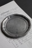 画像2: アンティーク　ピューター　花リムの豆皿　プレート　刻印有り　径 13.6ｃｍ　173g　フランス　1900年代初期製 (2)