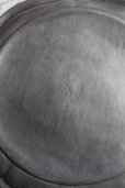 画像4: アンティーク　ピューター　花リムの豆皿　プレート　刻印有り　径 13.6ｃｍ　173g　フランス　1900年代初期製 (4)