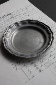 画像2: アンティーク　ピューター　花リムの豆皿　プレート　刻印有り　径 11.7ｃｍ　138g　フランス　1900年代初期製 (2)