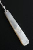 画像2: 美品　輝くマザーオブパール　純銀製　スターリングシルバー　デザートフォーク　1908年　英国バーミンガム製　15.7ｃｍ (2)