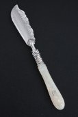 画像1: 美品　ヴィクトリアン　アンティークシルバー　肉厚のマザーオブパール　純銀製　大型バターナイフ　1867年　シェフィールド　19.0ｃｍ (1)