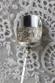 画像6: 1894年 英国アンティークシルバー 純銀製 ショベル型 キャディスプーン 輝く花の象嵌カップ エングレービング ハンドル