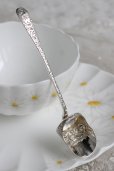 画像1: 1894年 英国アンティークシルバー 純銀製 ショベル型 キャディスプーン 輝く花の象嵌カップ エングレービング ハンドル (1)