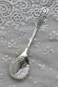 画像2: 繊細な透かしハンドル 1892年 英国アンティーク 純銀製 デザート スプーン 花象嵌カップ バーミンガム (2)