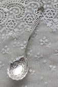 画像1: 繊細な透かしハンドル 1892年 英国アンティーク 純銀製 デザート スプーン 花象嵌カップ バーミンガム (1)
