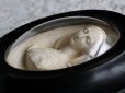 画像6: 1800年代後期 フランス製 サルヴァトーレ・マルキ作 「喜びの聖母 マリア」 アンティーク 黒木楕円額 ガラスドーム