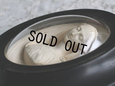 画像6: 1800年代後期 フランス製 サルヴァトーレ・マルキ作 「喜びの聖母 マリア」 アンティーク 黒木楕円額 ガラスドーム