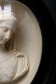 画像5: 1800年代後期 フランス製 サルヴァトーレ・マルキ作 「喜びの聖母 マリア」 アンティーク 黒木楕円額 ガラスドーム