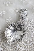 画像1: 1885年　純銀製　ヴィクトリアンシルバー　キャディスプーン　典型的な豪華ロココスタイル　小花とシェル装飾 (1)