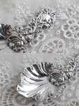 画像4: 1885年　純銀製　ヴィクトリアンシルバー　キャディスプーン　典型的な豪華ロココスタイル　小花とシェル装飾 (4)