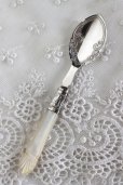 画像1: 1901年 英国アンティーク シルバー 純銀製 マザーオブパール ジャムスプーン 白蝶貝ハンドル 極美品 (1)