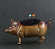 画像2: 1900年代初期 フランス製 アンティーク 銅製 豚のピンクッション まち針2本付き