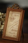 画像1: 美品　1900年代初期　フランス製　アンティーク　小型フォトフレーム　木製枠＆枯れた真鍮のリボン　古いカード付属　全高 12.5ｃｍ (1)