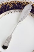 画像1: 美品　1886年　英国バーミンガム　ヴィクトリアン　アンティークシルバー　純銀製　バターナイフ　エングレービング　16.2ｃｍ (1)