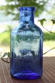 画像1: ロゴがお洒落！★とても綺麗なブルーのアンティーク　ボトル★（1900年代初期・イギリス） (1)