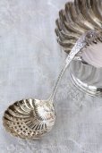 画像1: 純銀製　シュガーシフタースプーン　透かし＆金彩　飾り加工　アンティークシルバー　1904年　英国シェフィールド製 (1)