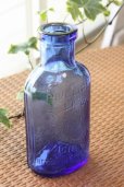 画像2: ロゴがお洒落！★とても綺麗なブルーのアンティーク　ボトル★（1900年代初期・イギリス） (2)