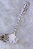 画像3: 純銀製　シュガーシフタースプーン　透かし＆金彩　リリーパターン　アンティークシルバー　1903年　英国バーミンガム製 (3)