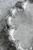 画像1: 1800年代後期　英国シェフィールド H.Wilkinson製　シルバープレート　アンティーク　サルバー　豪華な立脚＆象嵌の逸品　25.5ｃｍ　544ｇ (1)