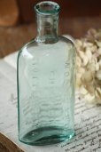 画像2: 浮き上がったロゴが素敵！アンティーク　淡いグリーンボトル（1900年代初期・イギリス） (2)