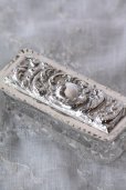 画像1: 美品　アンティークシルバー　純銀製　小型 トリンケットボックス　アールヌーボ象嵌 ＆ 厚ガラス　1902年　英国バーミンガム製 (1)