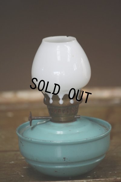 画像2: 1930年代　イギリス製　ケリー オイルランプ　ミルクガラス＆ベビーブルーの可愛いランプです　淡いオレンジ色の灯火に癒されて！