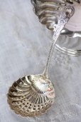 画像2: 純銀製　シュガーシフタースプーン　透かし＆金彩　飾り加工　アンティークシルバー　1904年　英国シェフィールド製 (2)