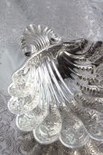 画像2: 極上美品　純銀製　シェル・バターディッシュ　豪華飾り象嵌 ＆ 立脚　1984年製　英国ロンドン製　111ｇ (2)