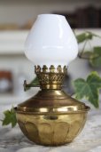 画像2: ズッシリ　渋い真鍮タンクにミルクガラス　KELLY　ケリー　アンティーク　オイルランプ　1920年代　イギリス製 (2)