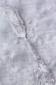 画像1: お買い得　1900年　英国アンティークシルバー　純銀製　小型バターナイフ　アールヌーボ象嵌 ＆ 飾り加工　13.6cm (1)