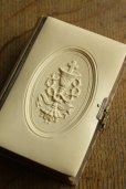 画像1: 1888年　フランス製　アンティーク聖書　ミサ聖典（キリスト教）　アイボリーセルカバーに聖杯・十字架・小花のモチーフ (1)
