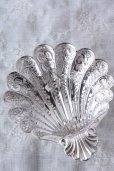 画像2: 極上美品　純銀製　シェル・バターディッシュ　豪華飾り象嵌 ＆ 立脚　1972年製　英国ロンドン製　121ｇ (2)