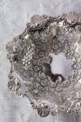 画像1: お買い得　1899年　英国バーミンガム製　見事な小花の象嵌 ＆ 透かし加工　純銀製ディッシュ　径16.5ｃｍ　108ｇ (1)
