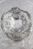 画像2: 豪華美品　1891年製　英国ロンドン製　アンティークシルバー　純銀製　ディッシュ　見事な全面透かし ＆ 飾り象嵌 ＆ 立脚　110ｇ (2)