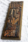 画像1: アンティークアート　木製プリンターブロック オブジェ　大小50個のブロック ＆ 真鍮製金属トレー　全高 ５１ｃｍ　２,３kg (1)