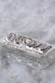 画像2: 美品　アンティークシルバー　純銀製　小型 トリンケットボックス　アールヌーボ象嵌 ＆ 厚ガラス　1902年　英国バーミンガム製 (2)