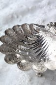 画像1: お勧めの逸品！　美品　純銀製　豪華な飾り ＆ 立ち脚　シェル　バターディッシュ　1972年　英国バーミンガム製　119ｇ (1)