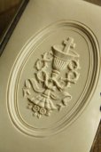 画像2: 1888年　フランス製　アンティーク聖書　ミサ聖典（キリスト教）　アイボリーセルカバーに聖杯・十字架・小花のモチーフ (2)
